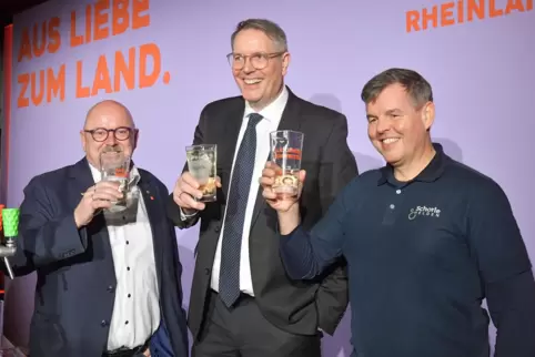 Nach dem Vortrag des Ministerpräsidenten gehen (von links) SPD-Direktkandidat Claus Schick, Landesvater Alexander Schweitzer und