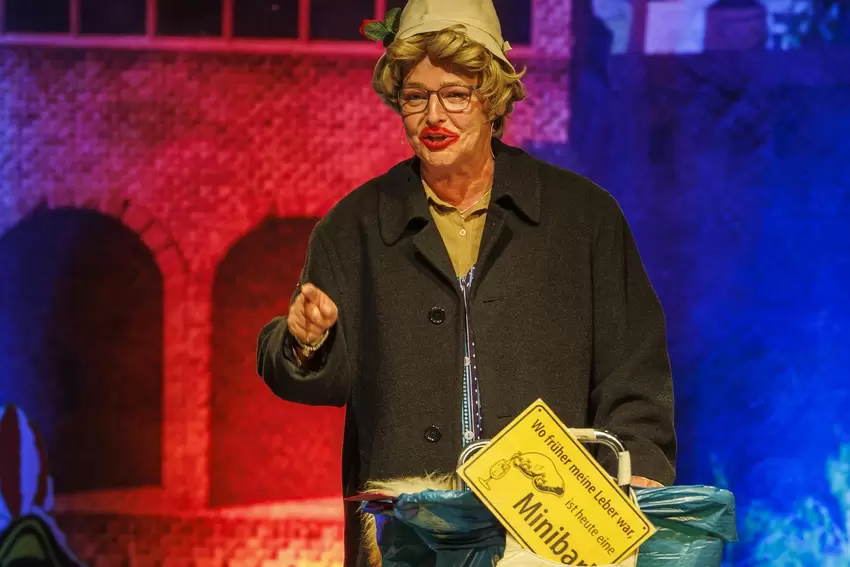 Heike Försch bringt in der Kammgarn als "Die allerschänscht Putzfrau" mit trockenem Humor und ihrem Slogan "Trulla, trulla, tull