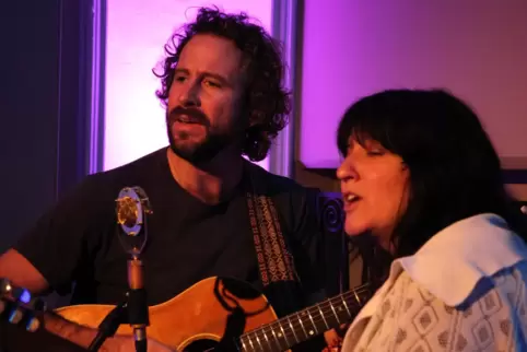Noch nie wurde so viel und begeistert bei einem Treppenhauskonzert geklatscht wie beim Duo von Dan Parsons und Tracy McNeal. 