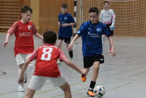  Der Heltersberger Louis Rutz führt im mitreißenden Endspiel den Ball, links Max Brill, der in Halbfinale und Finale insgesamt v