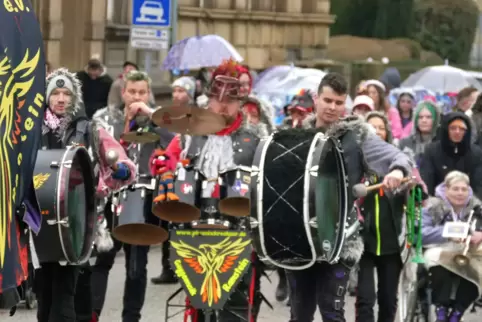 Für musikalische Begleitung sorgten die Phoenixkrächzer aus Ramstein. 