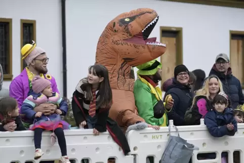 Dinosaurier an der Strecke in Ludwigshafen. 