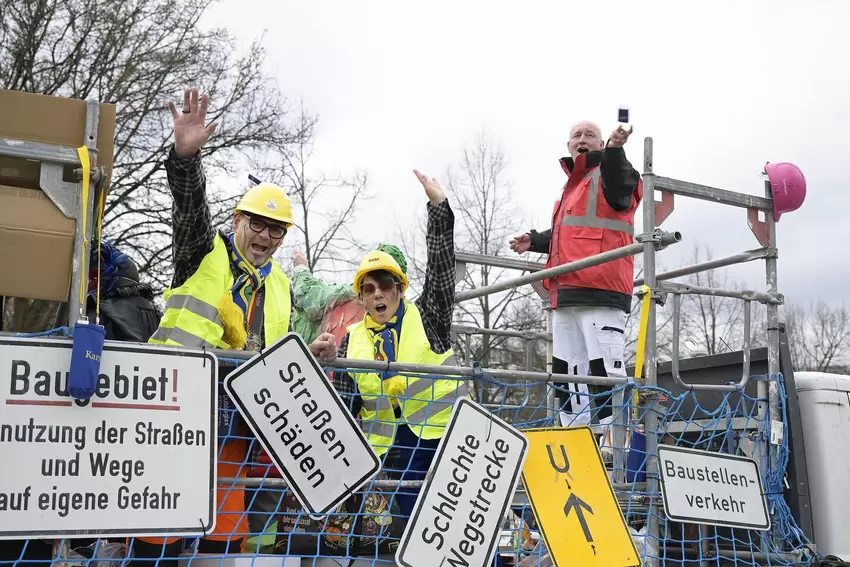 Der Wagen vom Präsident des Großen Rates der Ludwigshafener Fasnachtsvereine, Christoph Heller (rechts), thematisierte die Baust