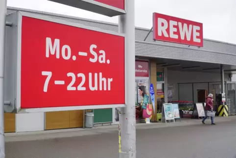 Der Rewe-Markt im Etzelweg wird seine Öffnungszeiten anpassen und ab März um 20 Uhr abends schließen. Der Rewe-Markt im Etzelweg wird seine Öffnungszeiten anpassen und ab März um 20 Uhr abends schließen.