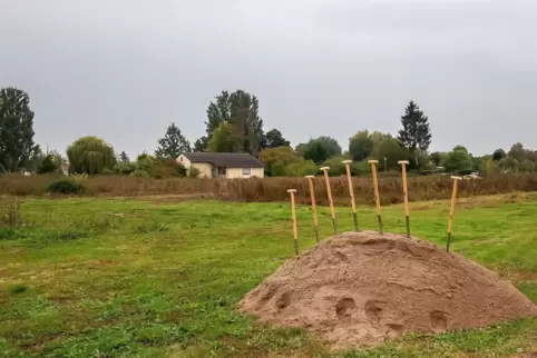 2021: Spatenstich für das Baugebiet am Russenweiher. 2021: Spatenstich für das Baugebiet am Russenweiher.