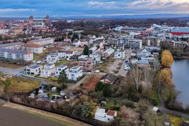 Blick aus der Luft aufs Neubaugebiet Russenweiher: noch etliche freie Grundstücke. Blick aus der Luft aufs Neubaugebiet Russenweiher: noch etliche freie Grundstücke.