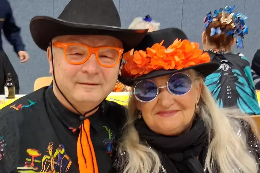 Renate Walker und Roman Franz waren im Januar 2026 »bunt« unterwegs mit Freunden auf der Prunksitzung des Kegelclub Bahnheim. in