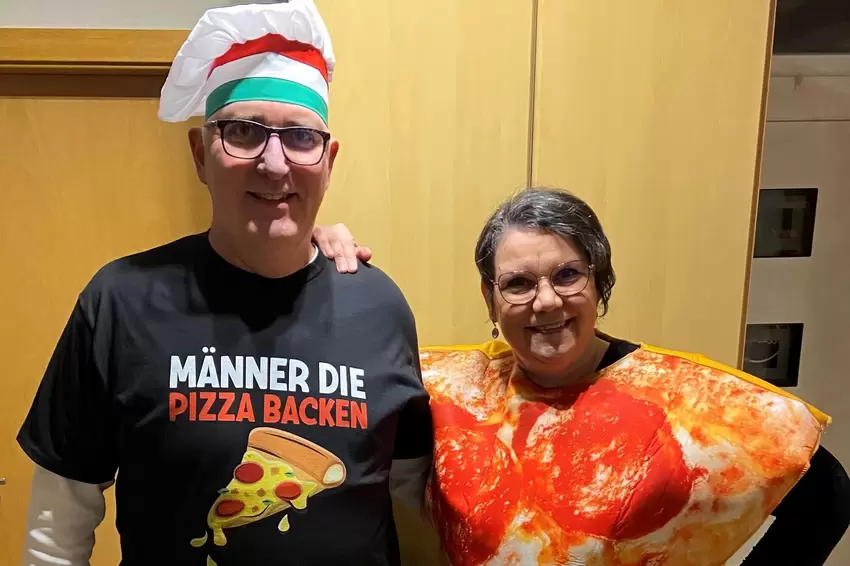 Als Pizzabäcker und Pizzaschnitte waren Martin und Kirsten Hagspiel 2026 auf der »Närrischen Weinprobe« in Schönenberg-Kübelberg