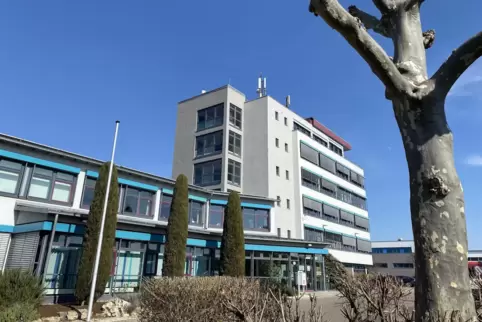 Die Parkplatzsituation ist manchmal angespannt rund ums Rathaus der Verbandsgemeinde Leiningerland. 