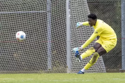 Im Spiel gegen Borussia Mönchengladbach hielt er einen Elfmeter: Enis Kamga, der Keeper der FCK-U19. 