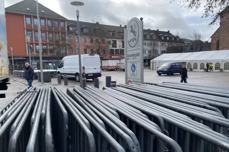 Diese sogenannten Mannheimer Gitter hat die Firma Triwo am Montagmorgen auf dem Alexanderplatz abgestellt &ndash; als Absperrung f&uuml;r d