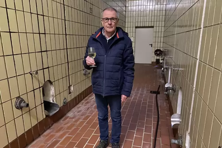  Weinkommission&auml;r Oliver Stiess in seinem Keller, in dem er zwei Millionen Liter Wein f&uuml;r Kellereien zwischenlagern kann. 