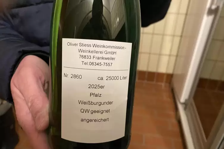 So sieht eine Wein-Probe-Flasche aus: Angegeben ist, wie viel Liter geliefert werden k&ouml;nnen und um welche Sorte es sich handelt.