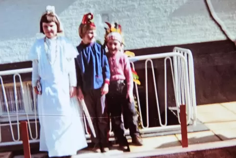 Diese Aufnahme entstand vermutlich im Jahr 1966: Musiker Michael Wack (rechts) als Kind mit zwei Cousinen.