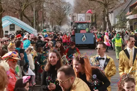Munter-bunt: der Fasnachtsumzug zieht durch die Straßen Jockgrims.