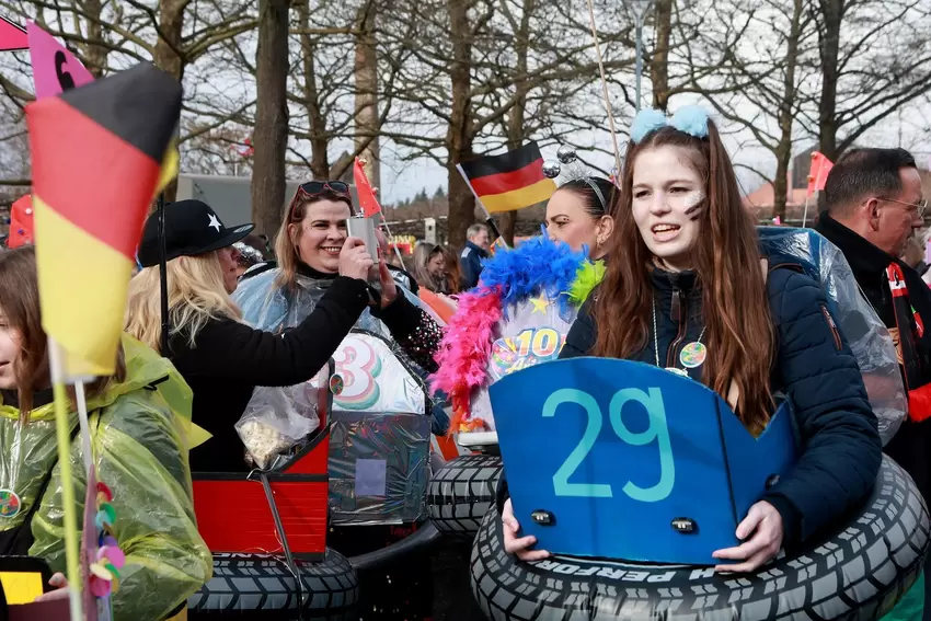 Mit Boxautos dabei: Mitglieder der Tanzgruppe FFW.