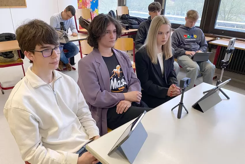 Die Schülerinnen und Schüler hatten sich zuvor mit Wahlprogrammen beschäftigt sowie Social-Media-Kanäle und Internetauftritte de