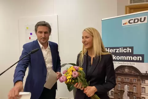 Blumen für Christina Rauch: Nach der Wahl war Christoph Gensch der erste Gratulant.