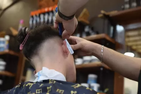 Lässig und maskulin: Eine gute Frisur gehört bei vielen jungen Männern zum Lifestyle.