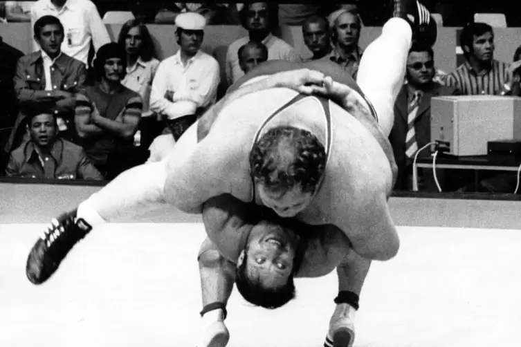 Wilfried Dietrich wirft den US-Ringer Chris Taylor und gewinnt so die olympische Goldmedaille.