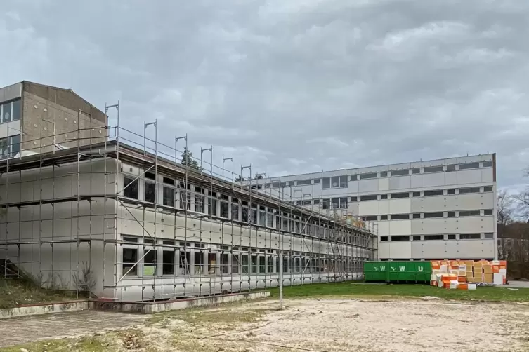Von der schrittweisen Schulsanierung in Pirmasens seit 2020 profitiert vor allem das Hugo-Ball-Gymnasium, in das bislang sieben 
