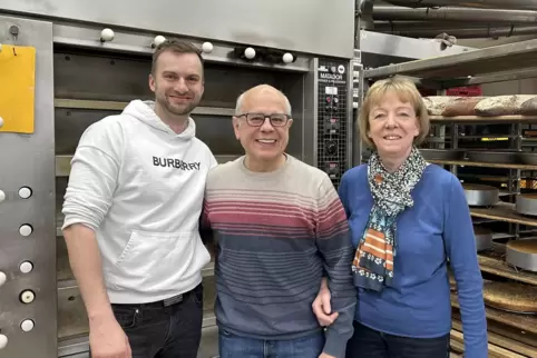 Marc Schlosser, Franz und Heike Biewer in ihrer Backstube. Der neue Inhaber – und gebürtige Schwabe - will Akzente aus seiner He