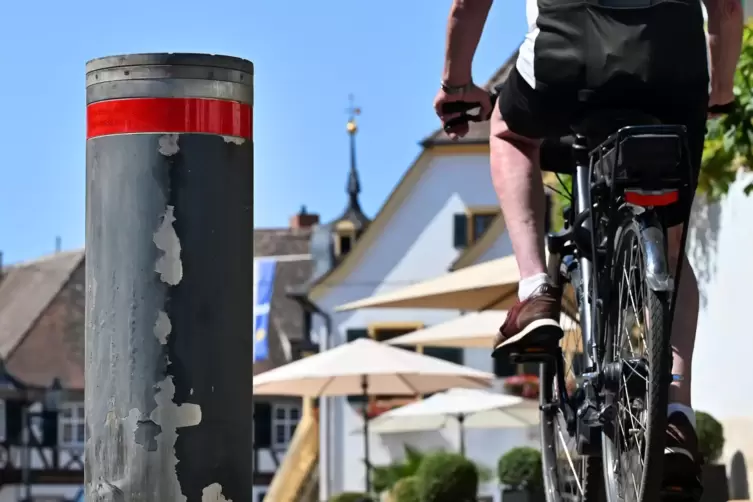 Für einige Deidesheimer Gastronomen stellen die Poller am Marktplatz ein großes Ärgernis dar. 