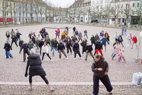 Der Frauennotruf Zweibrücken hatte zum „One Billion Rising“-Flashmob aufgerufen. Sarah Brenner (vorne rechts) und Jasmina Tüllne