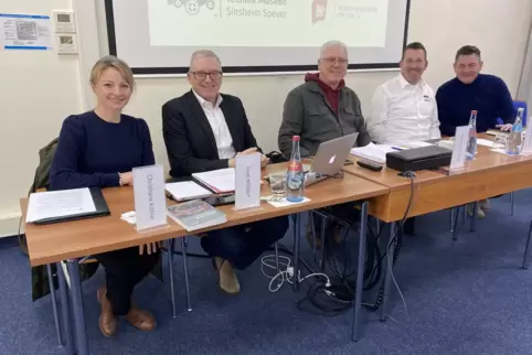 Planer des Rekordversuchs (von links): Christiane Köhler, Uwe Wöhlert, Thomas Zander, Andreas Hemmer und Benni Begner. Planer des Rekordversuchs (von links): Christiane Köhler, Uwe Wöhlert, Thomas Zander, Andreas Hemmer und Benni Begner.
