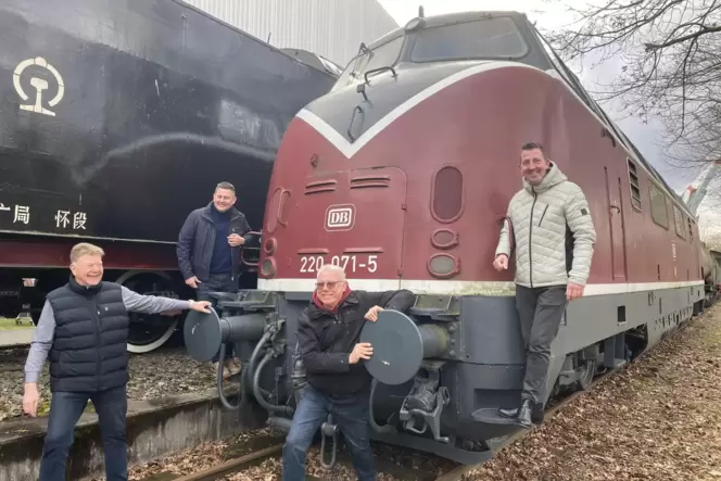 Rekord-Planer vor der mit Waggons 111 Tonnen schweren Lok (von links): Franz Hammer, Benni Begner, Thomas Zander und Andreas Hem Rekord-Planer vor der mit Waggons 111 Tonnen schweren Lok (von links): Franz Hammer, Benni Begner, Thomas Zander und Andreas Hem