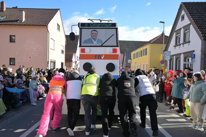 Anschubhilfe für einen Motivwagen mit der Pfalztram.