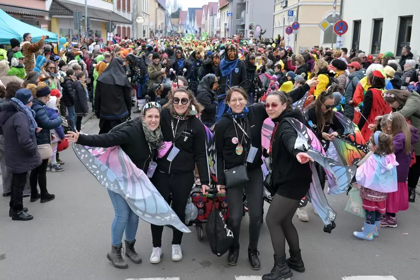 Gute Stimmung auf Waldsees Straßen beim Fasnachtsumzug.