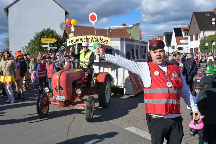 Macht den Weg frei: die Waldseer Feuerwehr mit einem Motivwagen zur Pfalztram.