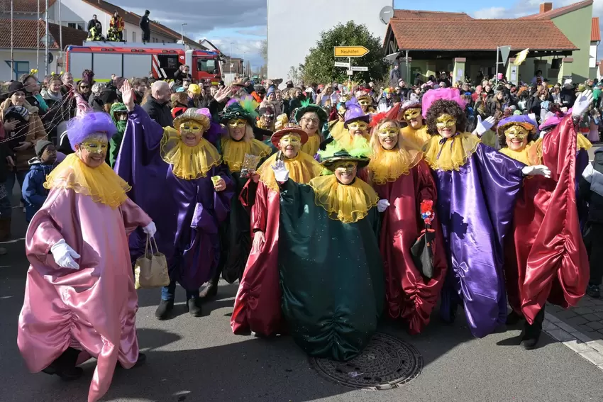 Auffallend viele schöne Kostüme gibt es beim Fasnachtsumzug in Waldsee.