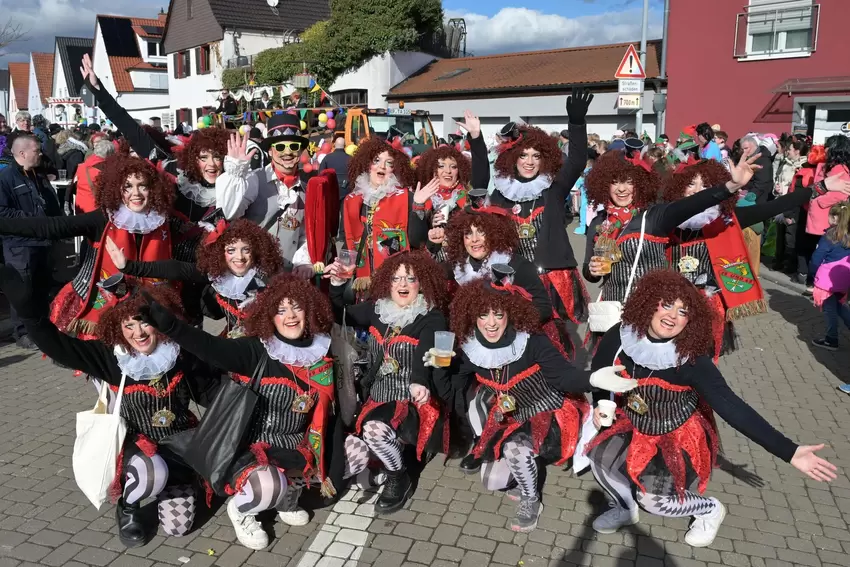 Werfen sich fürs Foto in eine Pose: die Mitglieder der Uno-Tanzgruppe X-Treme.