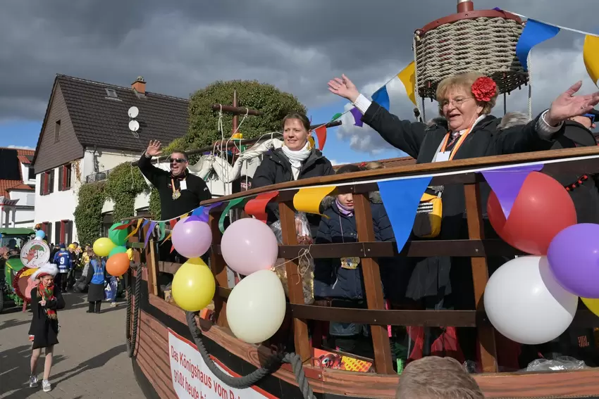 Für den Waldseer Volker Knörr (hinten links) ein Pflichttermin – auch als Landrat: der Umzug in seinem Heimatort.