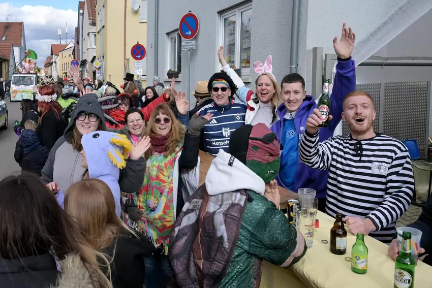 Hat in ihrem Hof eine Bar aufgebaut und genießt mit vielen Besuchern die Stimmung: die Familie Oster.