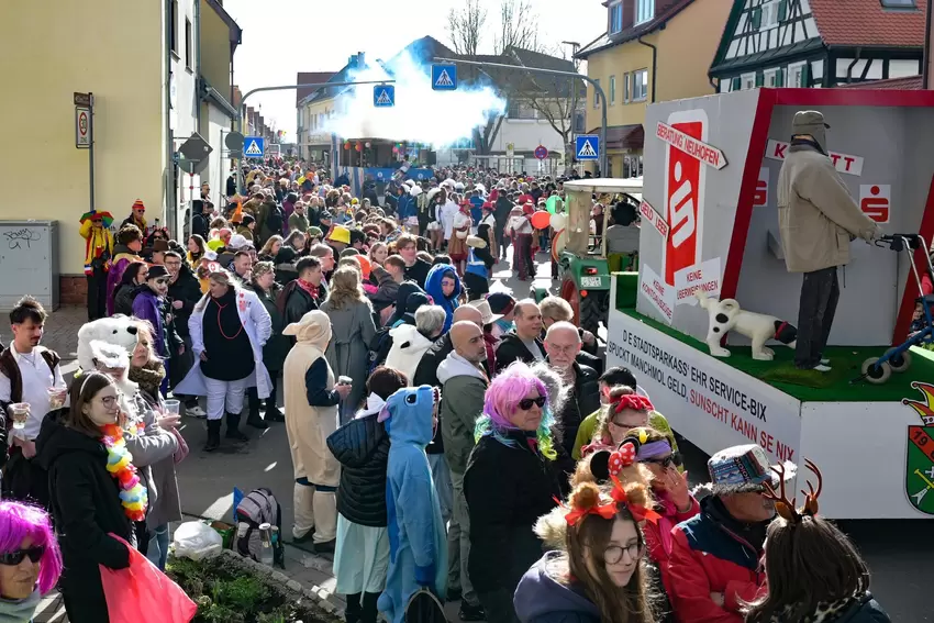 Die Straßen sind voll: Die Veranstalter sprechen von rund 8500 Besuchern.