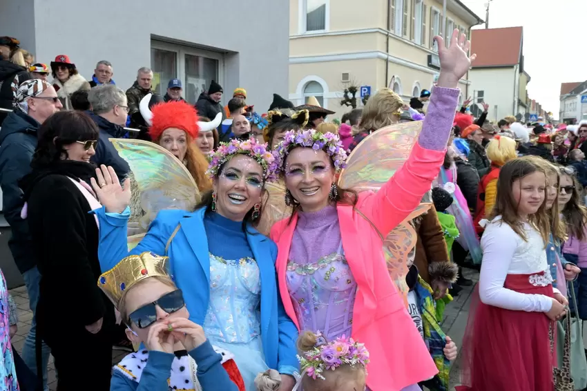 Auch die Besucherinnen und Besucher haben sich in Schale geworfen und präsentieren tolle Kostüme.