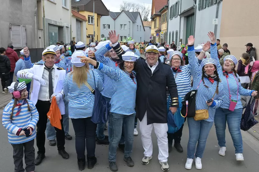 Kapitän Patrick Fassott und seine Rathausmitarbeiter verweisen mit ihren Kostümen auf die neue Altriper Fähre.