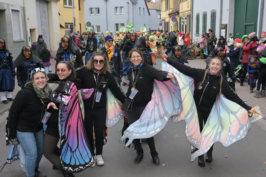 Leichtigkeit beim Umzug: Teilnehmerinnen in Schmetterlingskostümen.