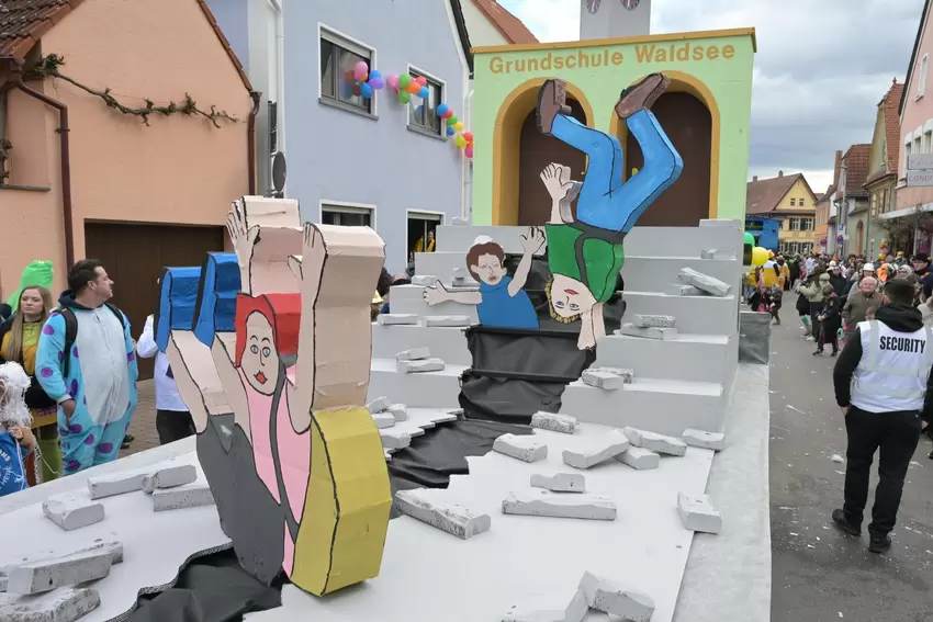 Motivwagen mit Botschaft und Verweis auf die marode Treppe an der Grundschule.