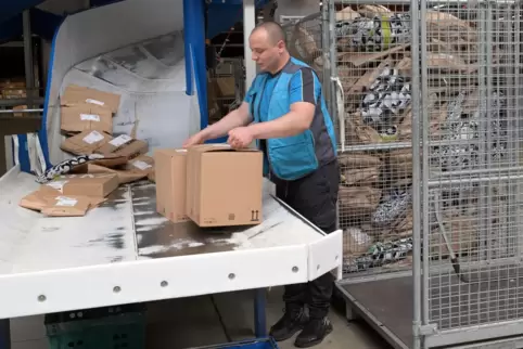 Ein aus der Ukraine stammender Mann in einem Verteilzentrum von Hermes in Brandenburg.