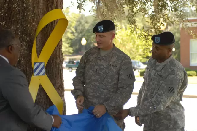 Gelbe Schleifen wie hier in einer Kaserne in den USA sind ein Zeichen der Solidaritätsbekundung mit Soldaten. Gelbe Schleifen wie hier in einer Kaserne in den USA sind ein Zeichen der Solidaritätsbekundung mit Soldaten.