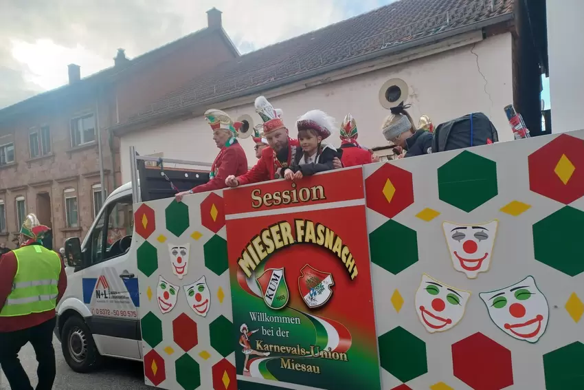 Der Wagen der Karnevalsunion Miesau darf natürlich nicht fehlen.