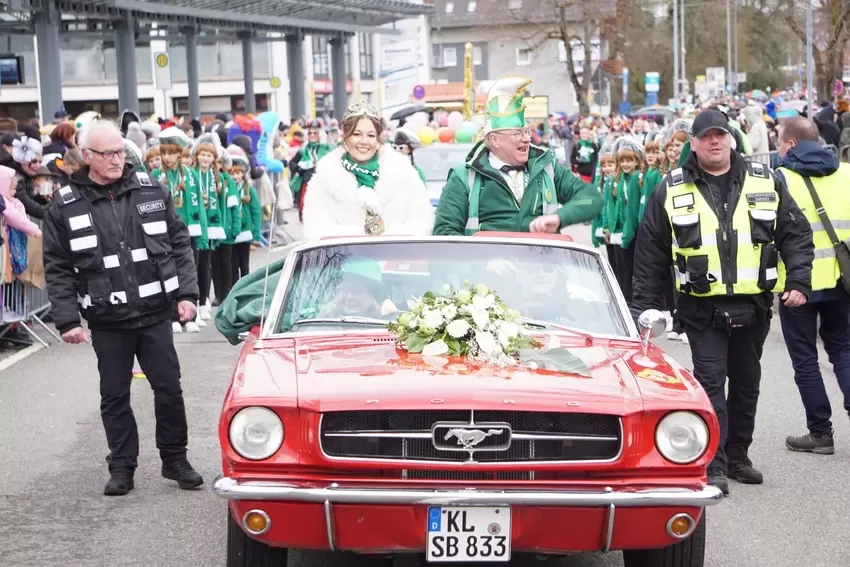 Prinzessin Michelle I. von den Ramsteiner Bruchkatzen fährt im Cabrio mit.