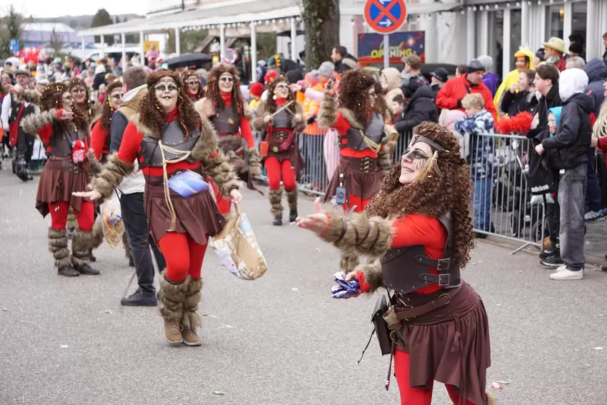 Die Crazy Girls sind als Viking Warriors mit von der Partie.