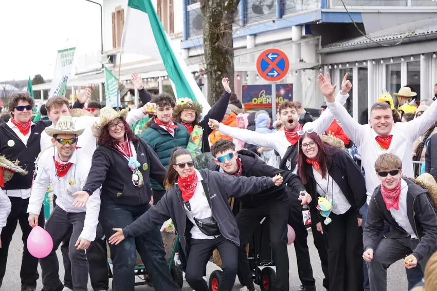 Die Ramsteiner Straußjugend ist in Partystimmung.