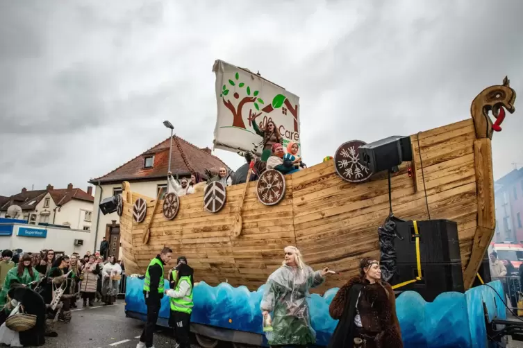 Das Kelly Care Pflegezentrum aus Mörbach brachte Wikinger samt Schiff.