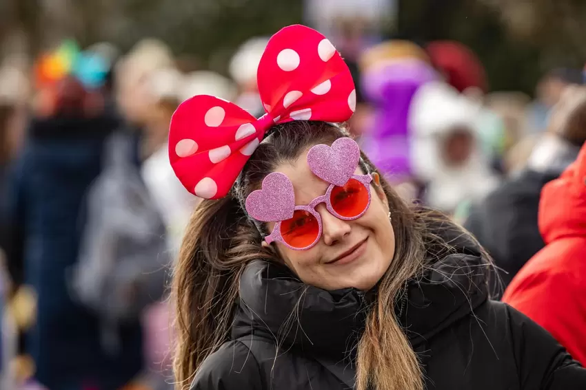 Elena Pal als Minnie Maus.